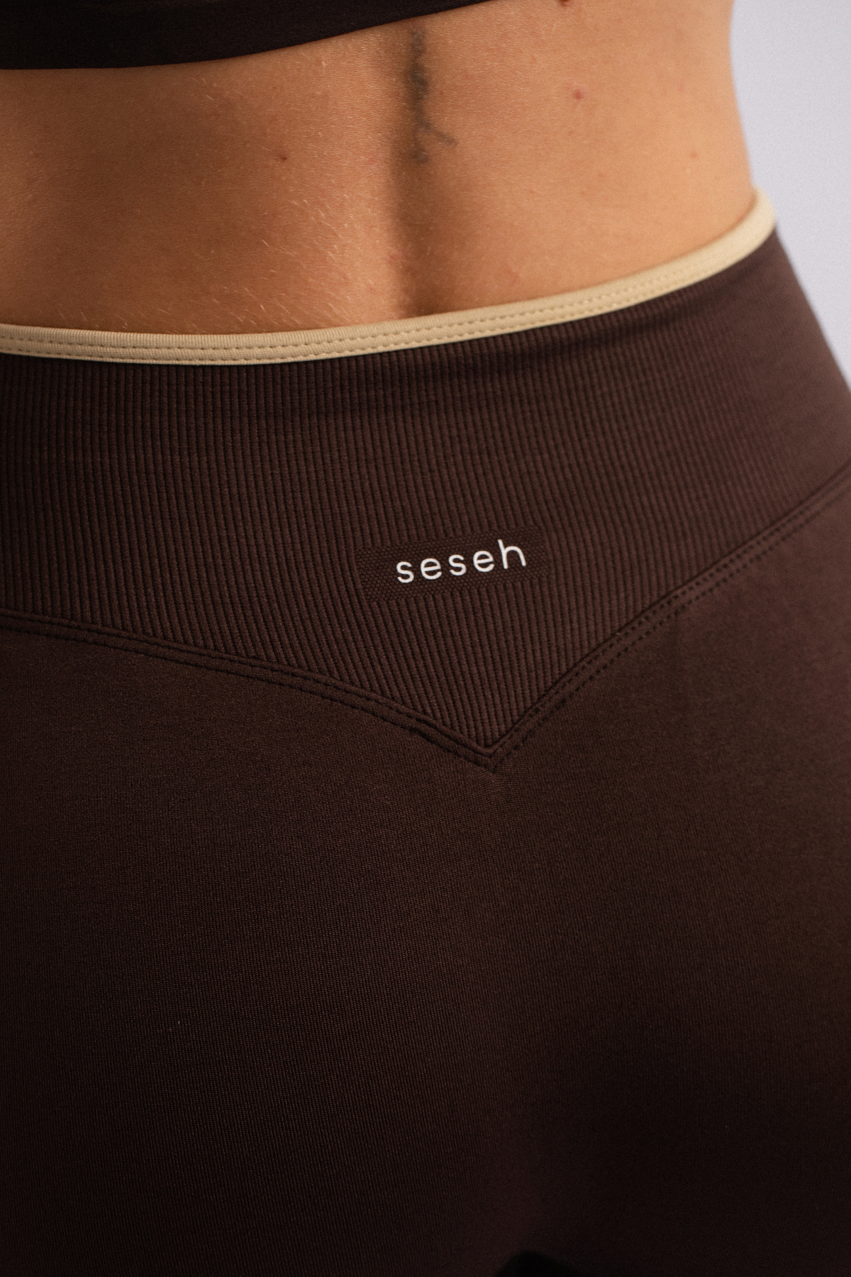 Two-Tone V-Cut Waistband Flare Leggings Brown