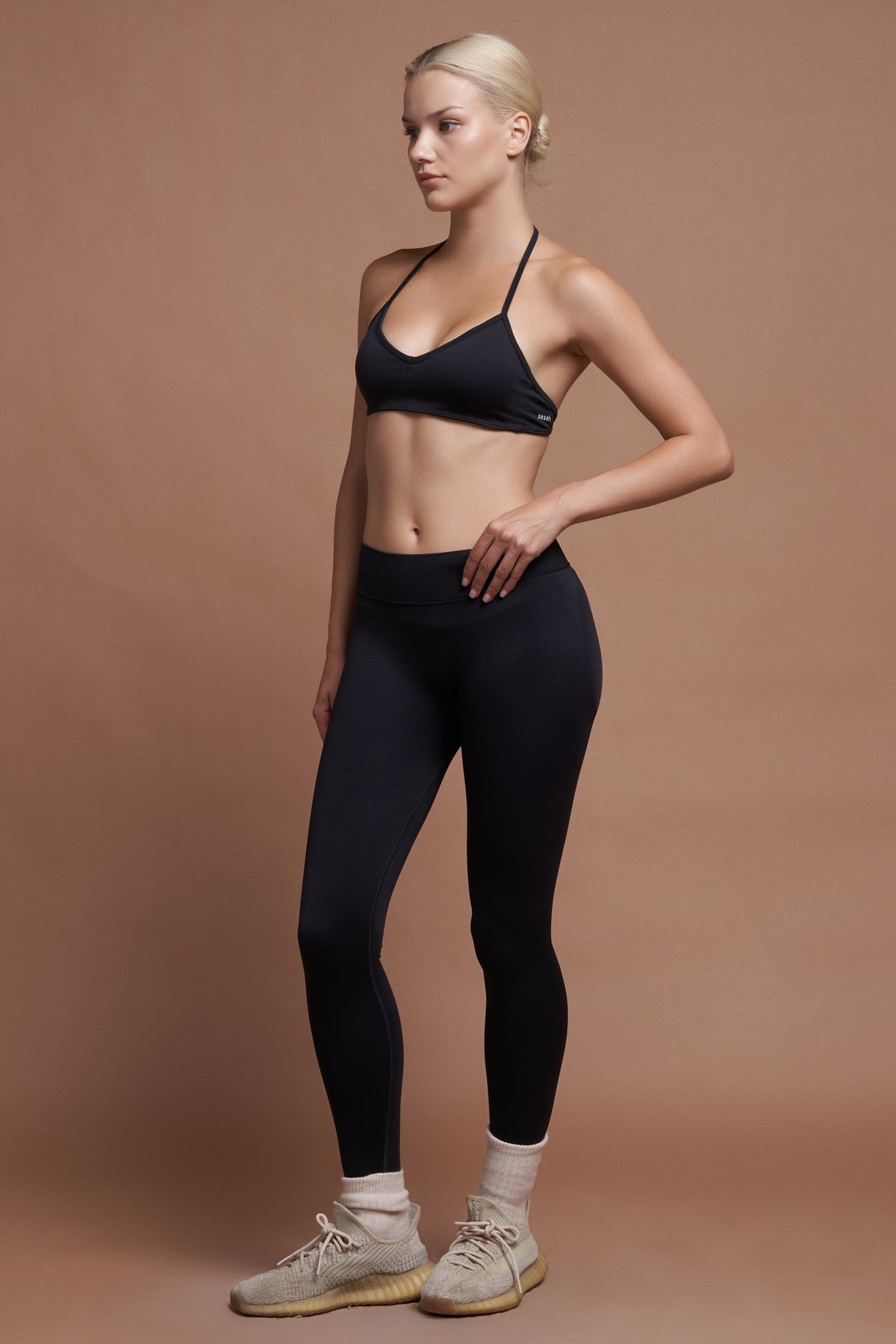 FERRA – Black Seamless Sports Bra