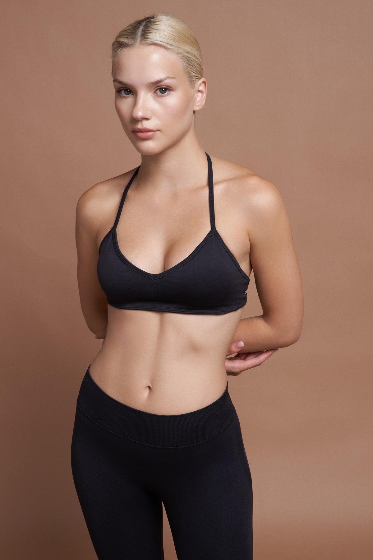 FERRA – Black Seamless Sports Bra