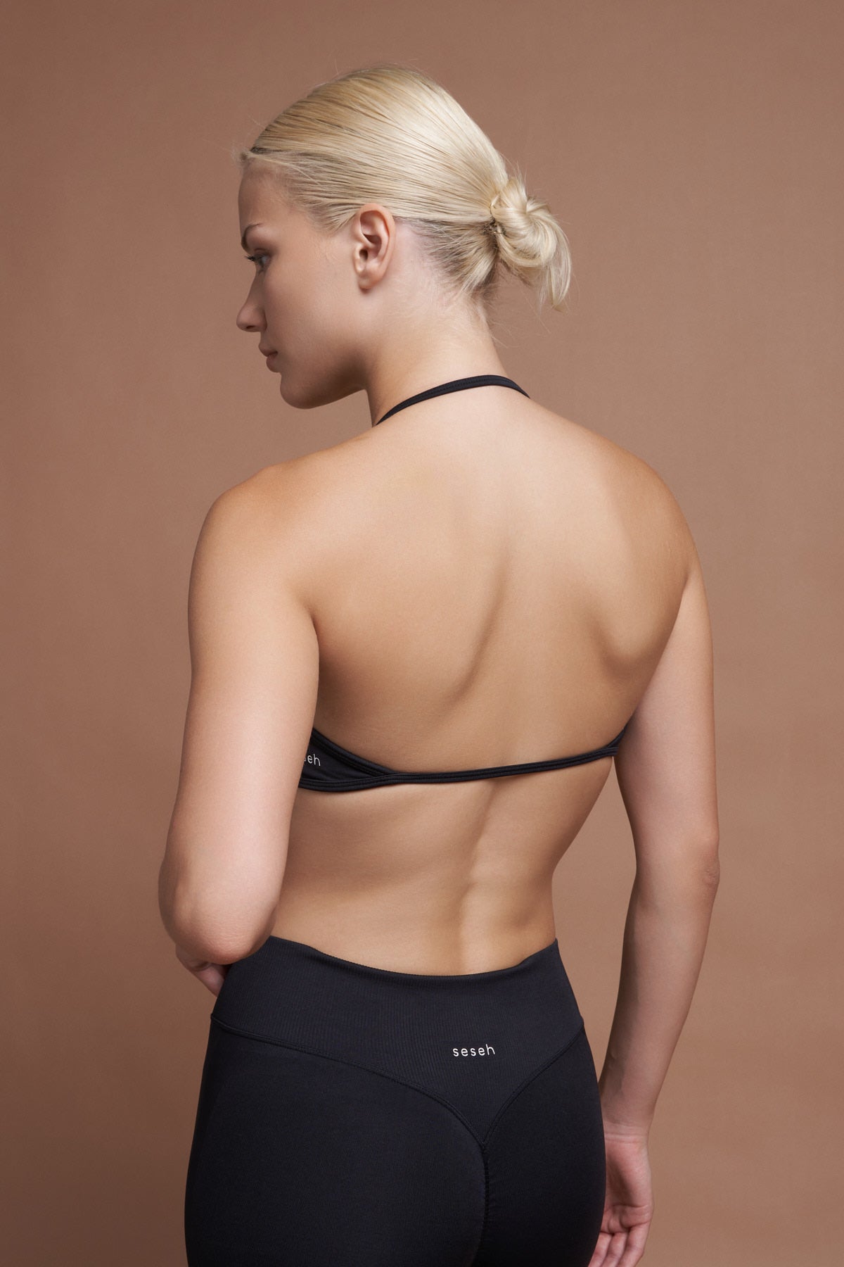 FERRA – Black Seamless Sports Bra