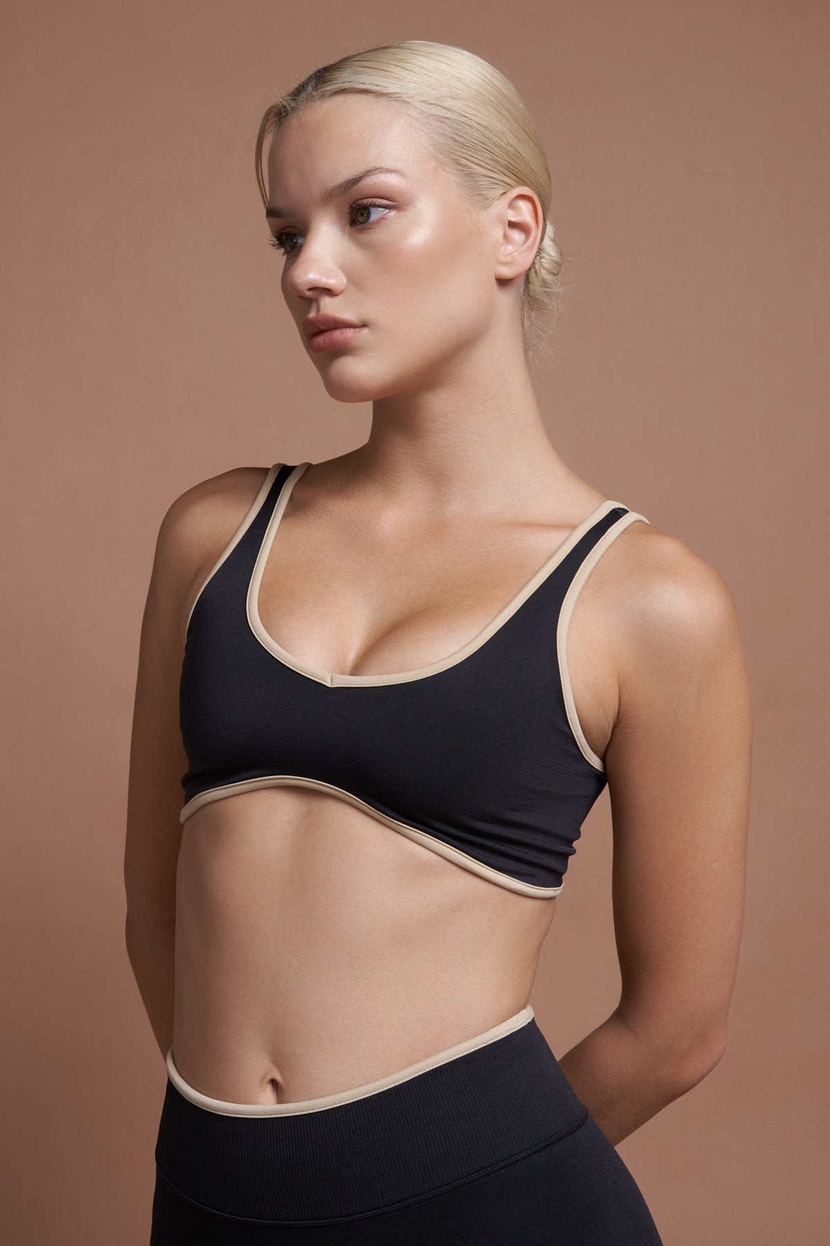 NAIA – Black Two-Tone Seamless Sports Bra