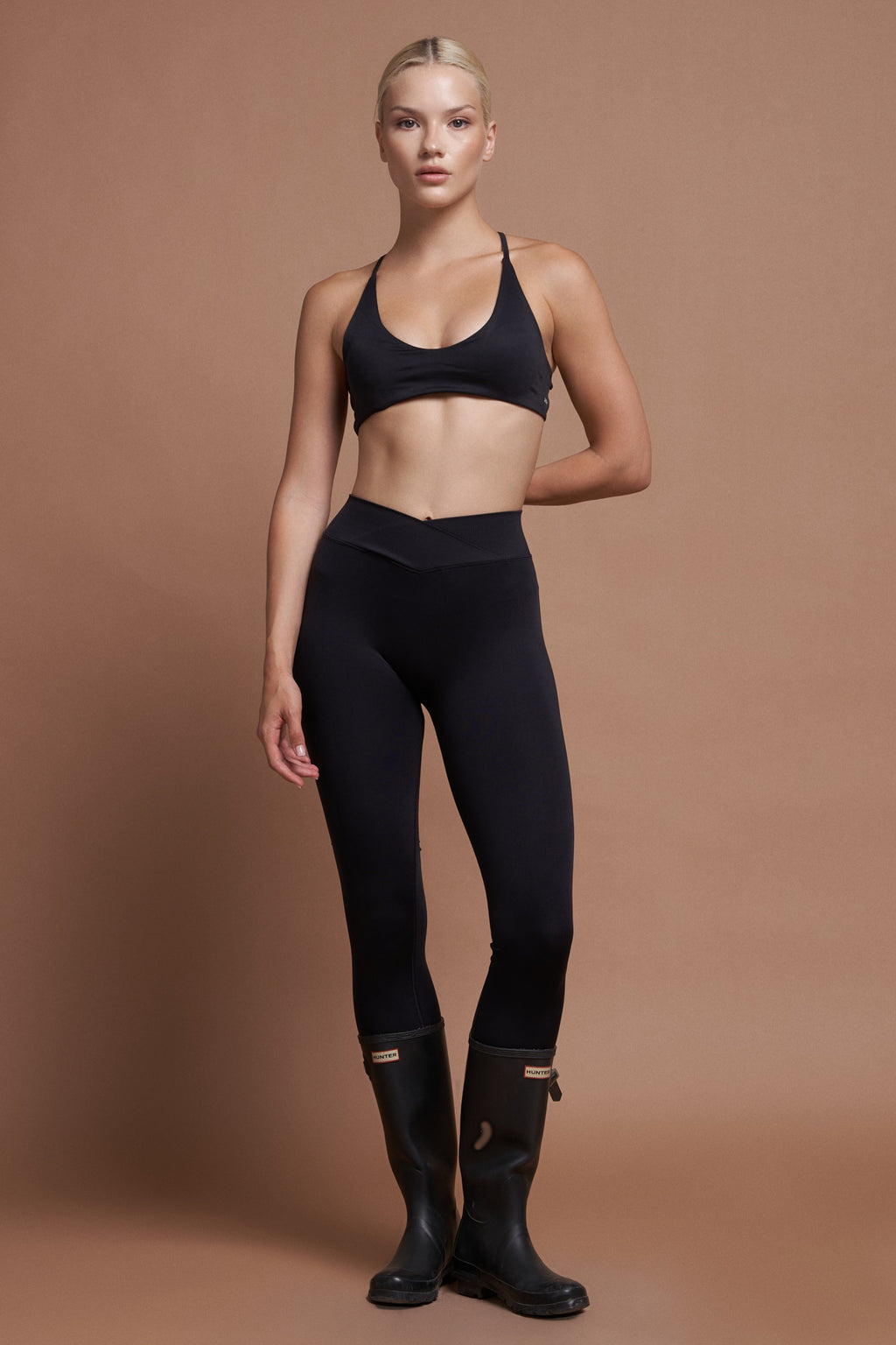 MOSS – Black Seamless V-Cut Scrunch Leggings