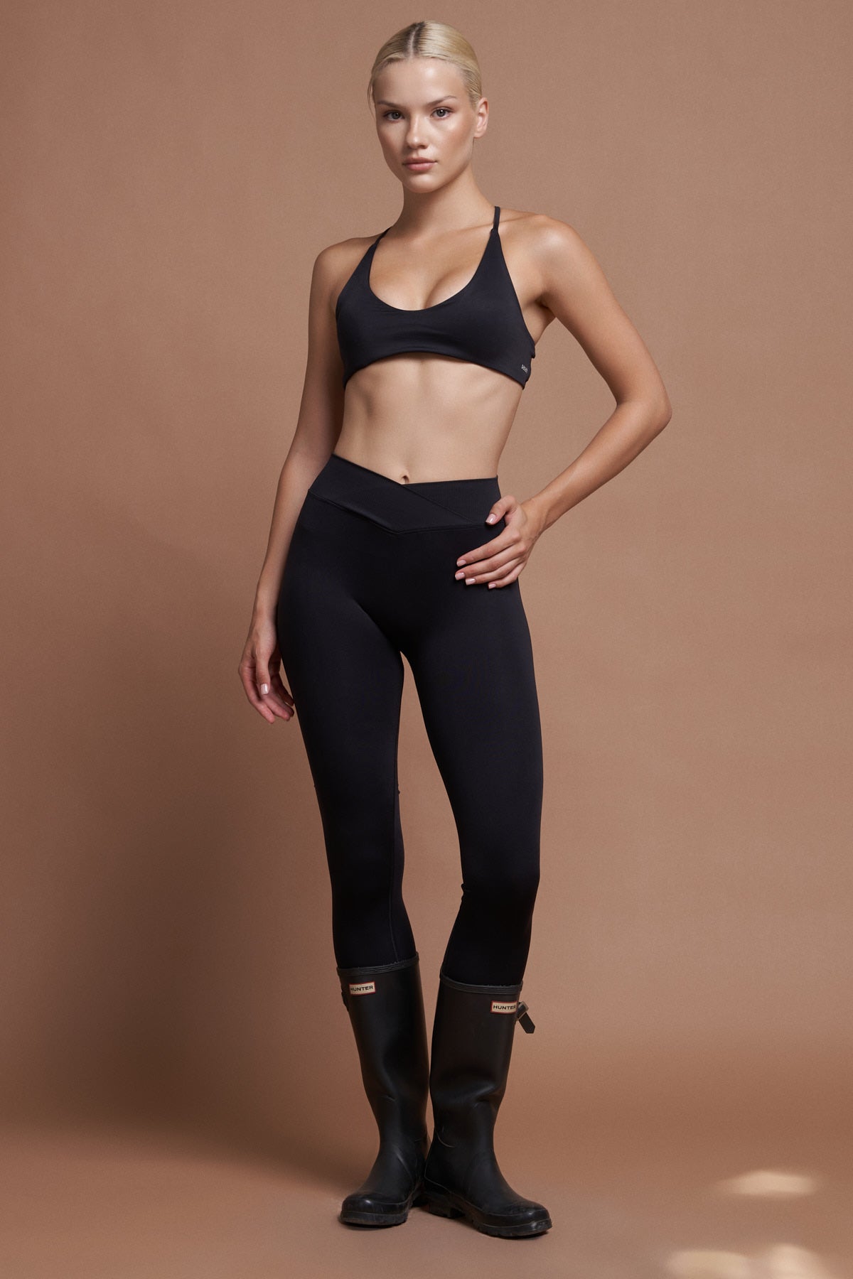 MOSS – Black Seamless V-Cut Scrunch Leggings