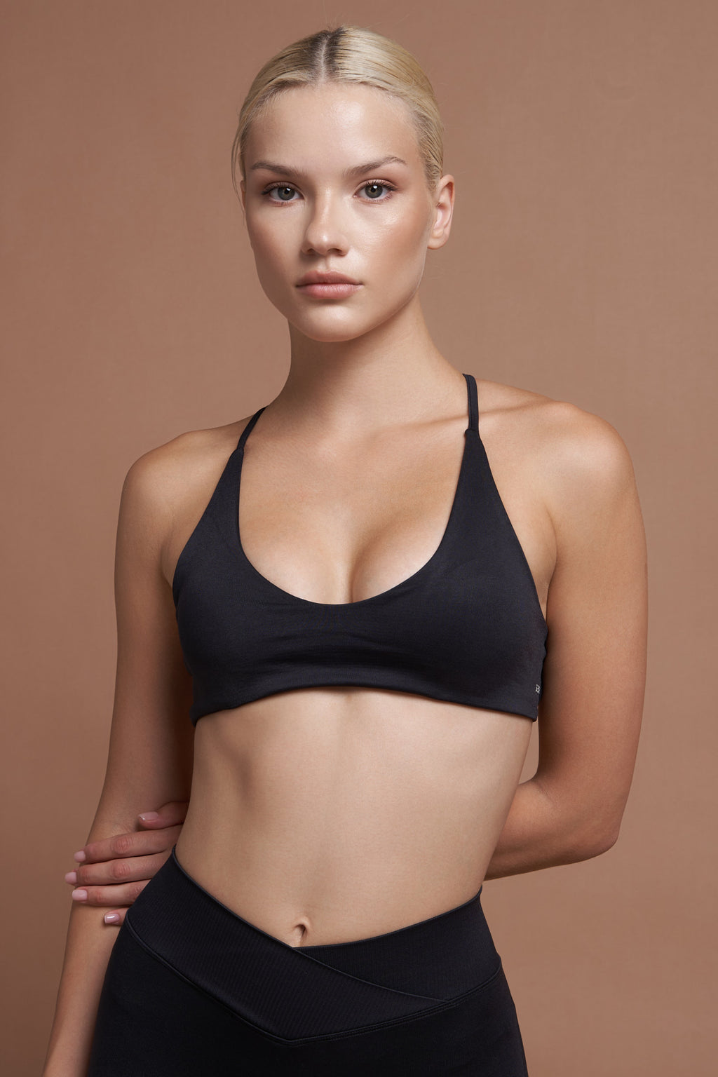 ROSA – Black Seamless Sports Bra