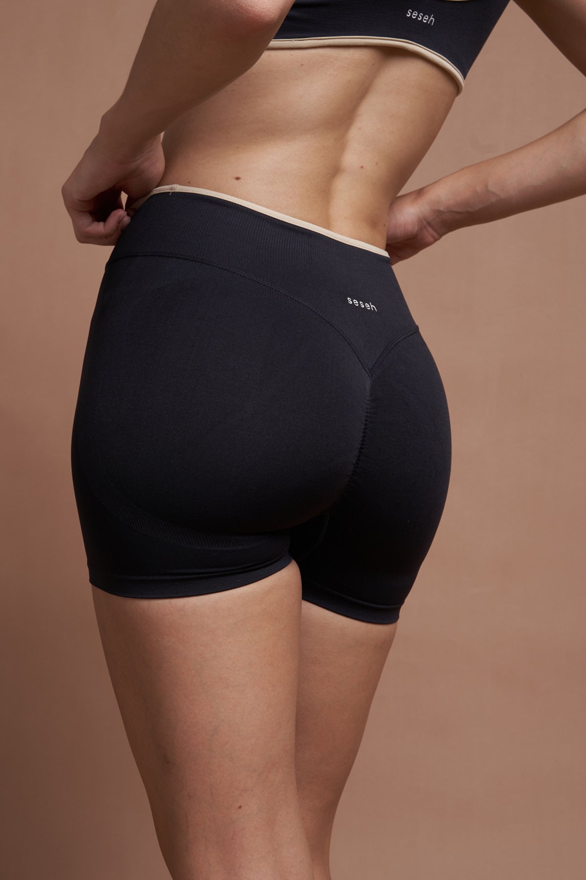 RIVA – Black Two-Tone Seamless Scrunch Shorts