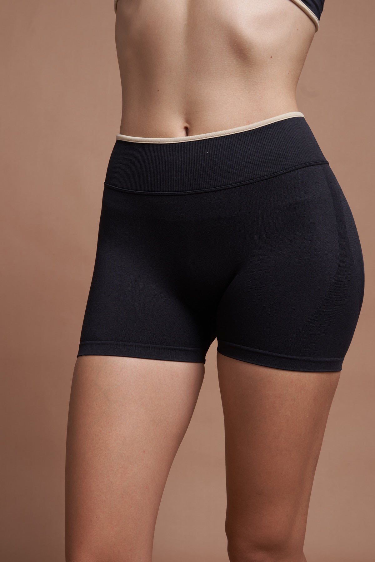RIVA – Black Two-Tone Seamless Scrunch Shorts