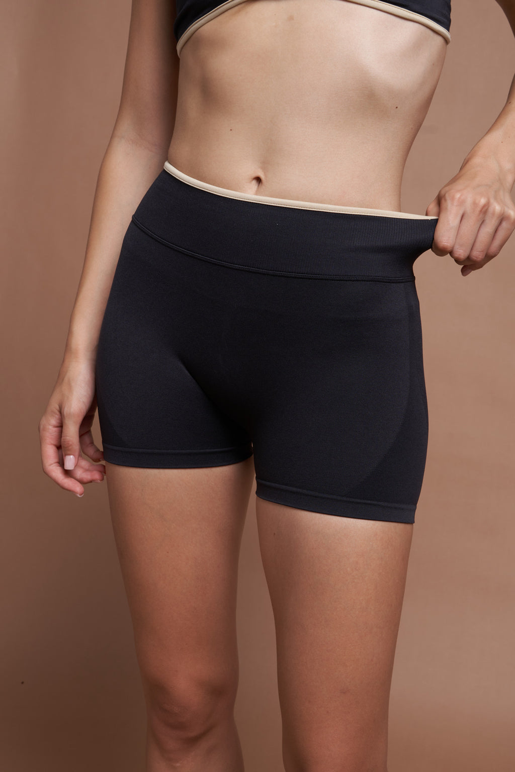 RIVA – Black Two-Tone Seamless Scrunch Shorts