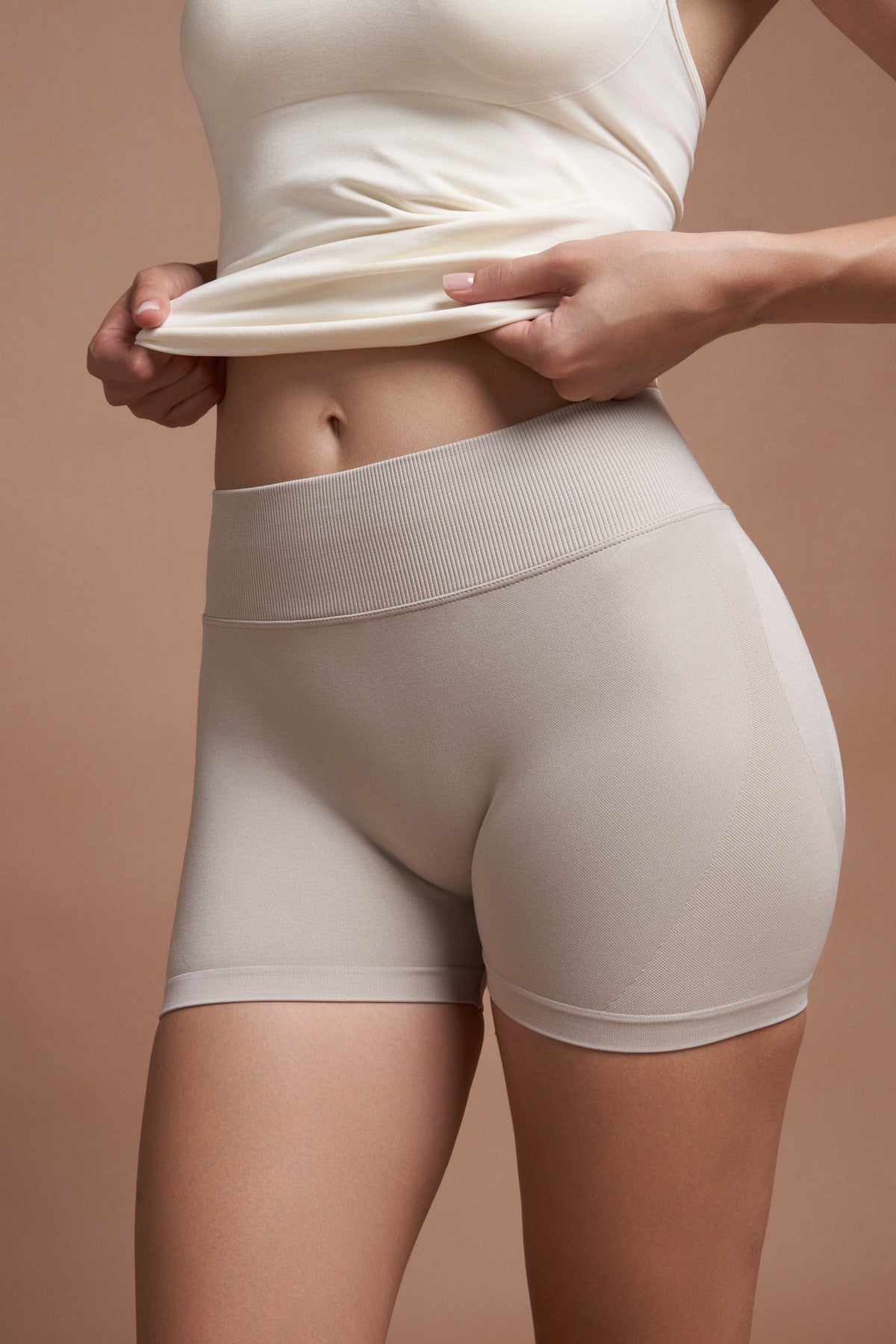 ETNA – Gray Seamless Scrunch Shorts