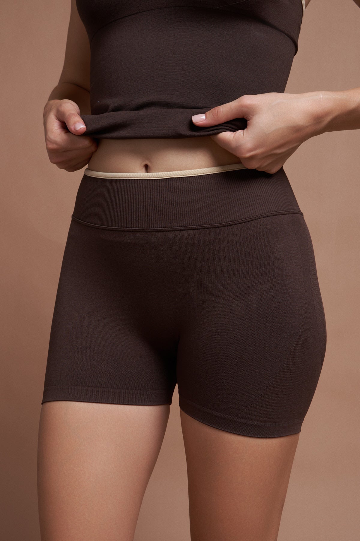 RIVA – Brown Two-Tone Seamless Scrunch Shorts