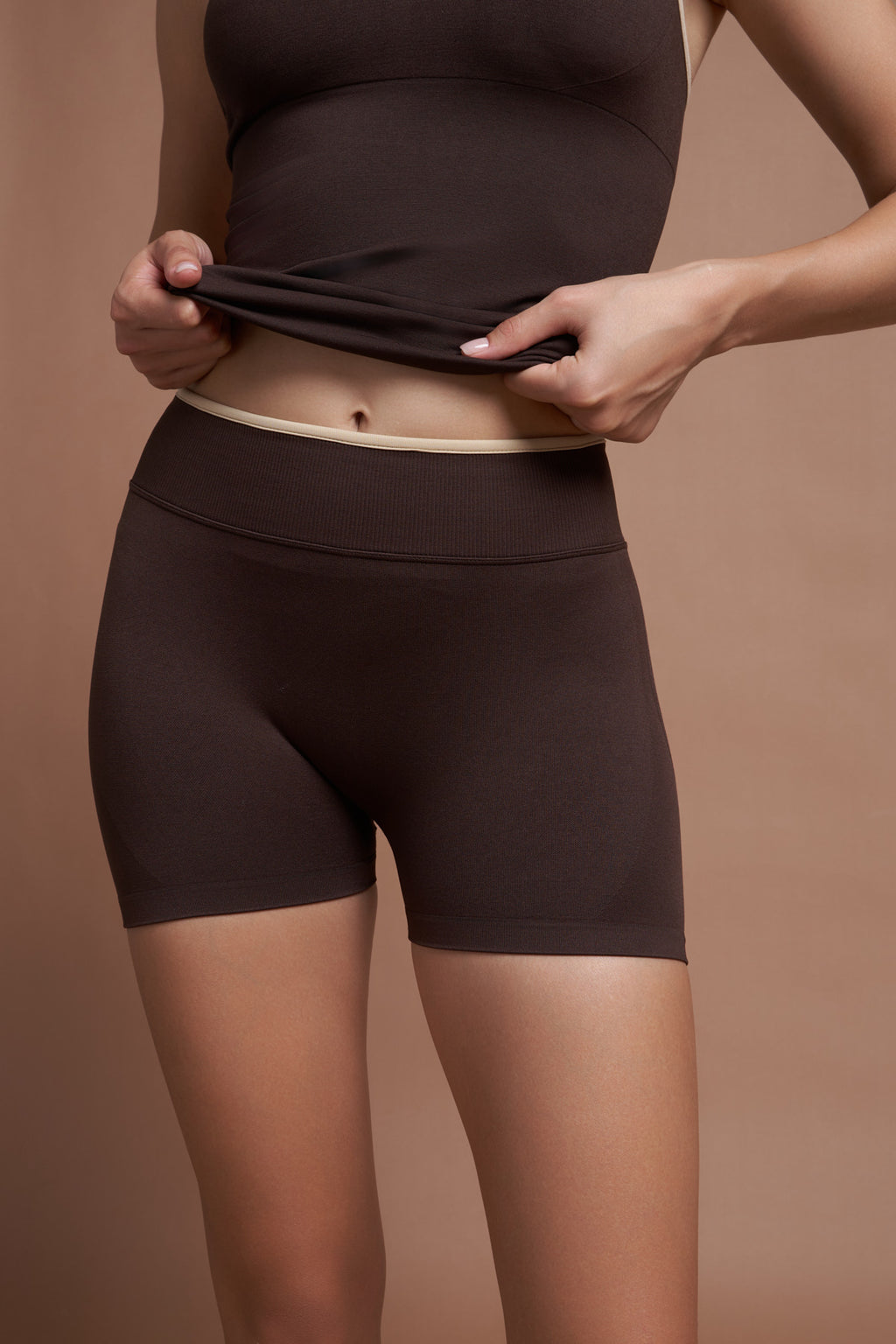 RIVA – Brown Two-Tone Seamless Scrunch Shorts