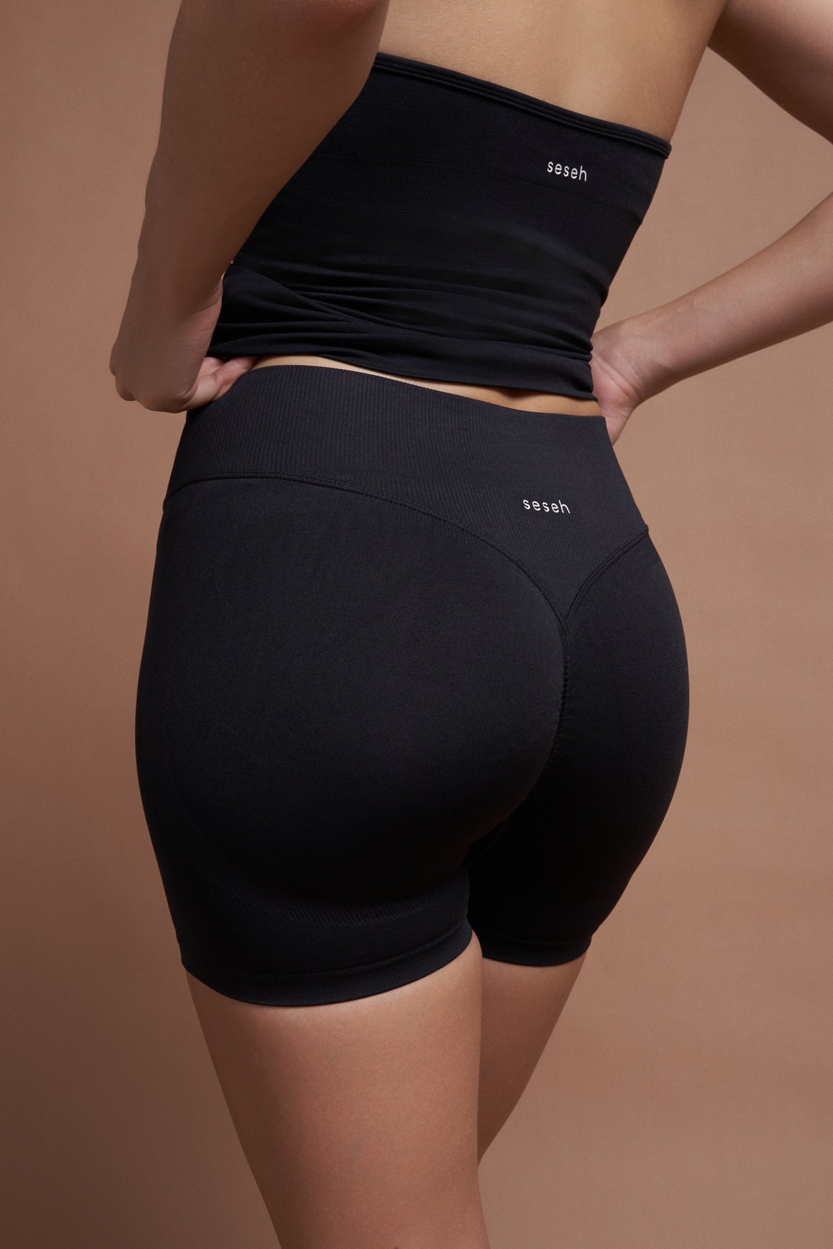 ETNA – Black Seamless Scrunch Shorts