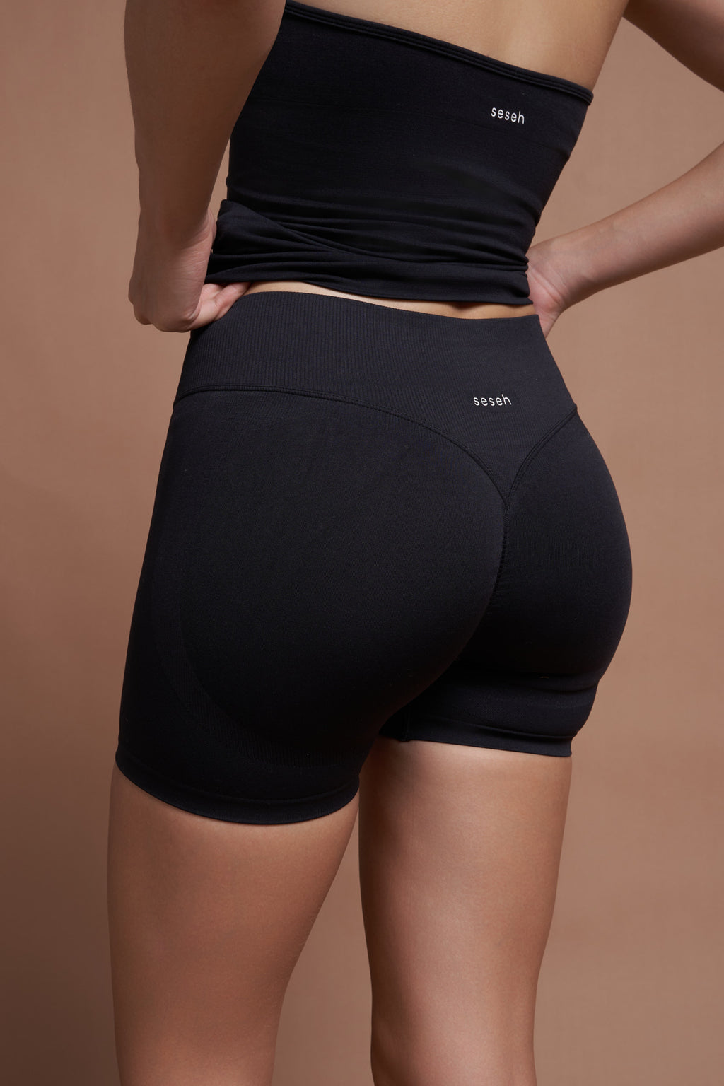 ETNA – Black Seamless Scrunch Shorts