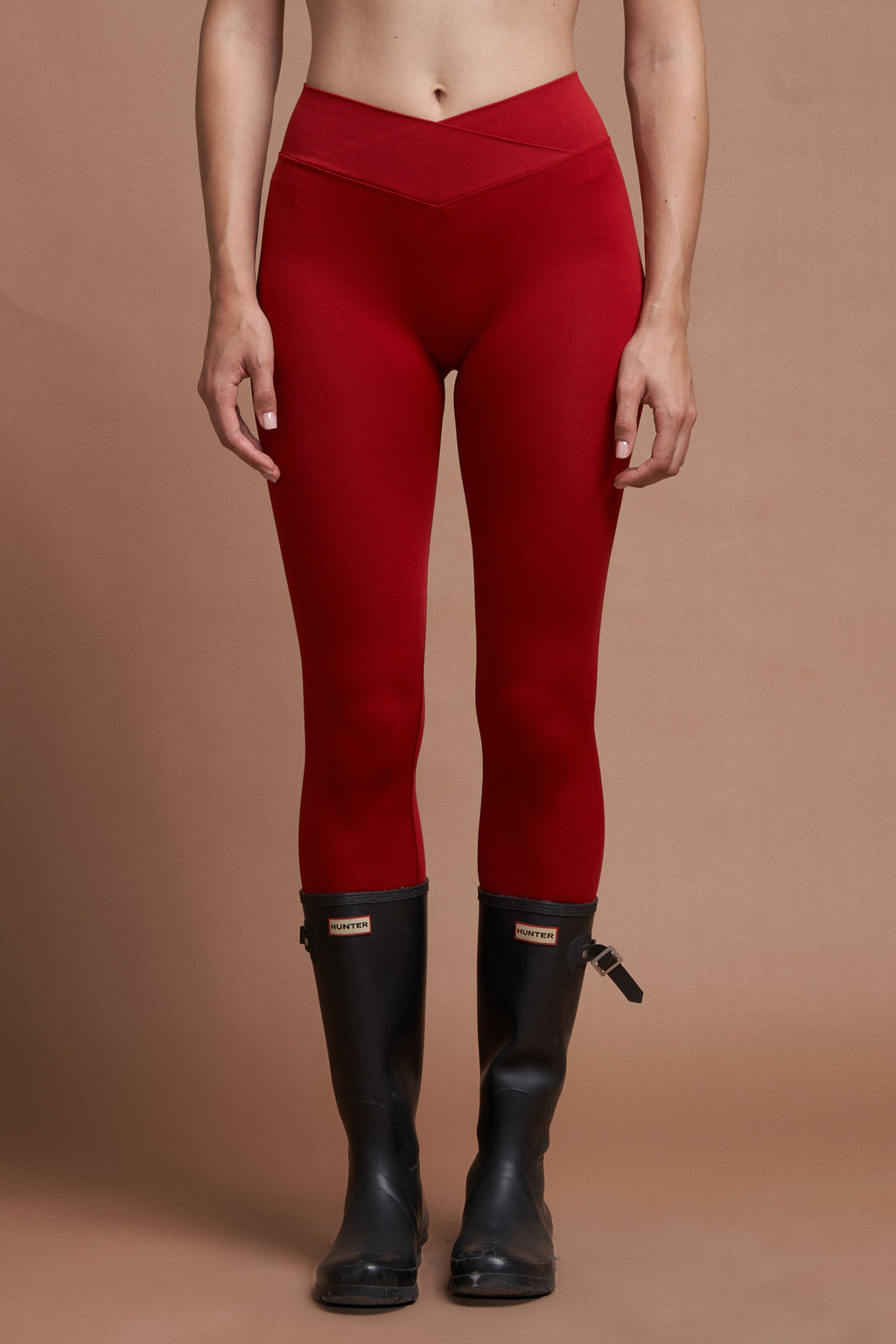 MOSS – Red Seamless V-Cut Scrunch Leggings