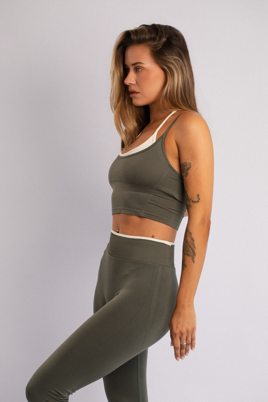Two-Tone V-Cut Waistband Flare Leggings Green